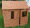 Domek wiklinowy z wikliny korowanej. Podstawa 100 x 130, wys. 100/135, dł dachu 140.